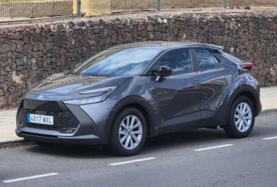 Toyota C-HR Hybrid (Automat, 1.8 L, 5 miest)